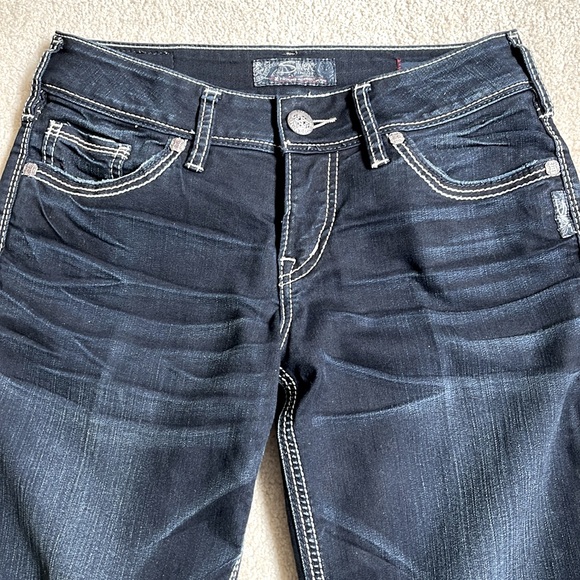 NWOT Silver Suki fit, Super stretch, mid-rise slim boot jeans. W28, L33 - Picture 5 of 11